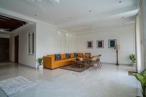 Flat-screen TV - Alaya Stays Udgam Vilas 3BHK With Jacuzi (Dehradun)