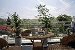 Deluxe Villa, Hill View | Outdoor dining - Alaya Stays Udgam Vilas 3BHK With Jacuzi (Dehradun)