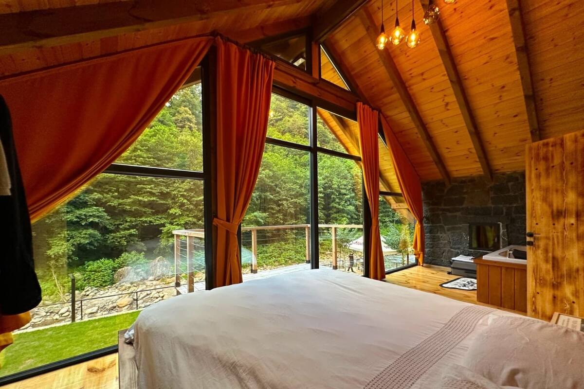 Deluxe Villa, River View | Desk, free WiFi