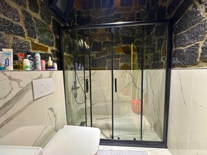 Villa Deluxe, vista al río | Baño | Amenidades de baño gratuitas, toallas, jabón, shampoo 