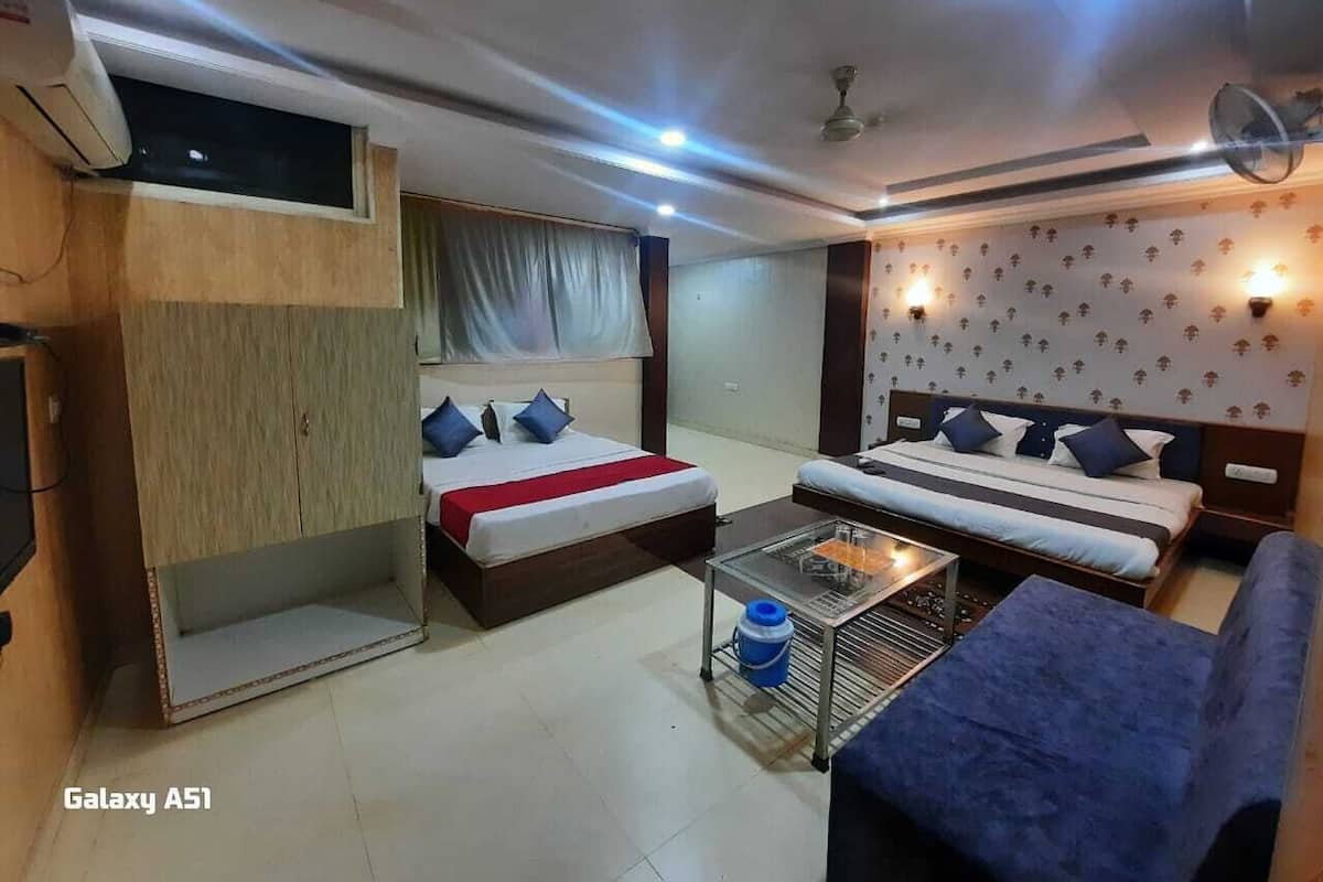 Family Room | Desk, laptop workspace, free WiFi