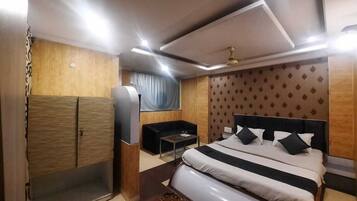 Deluxe Double Room | Desk, laptop workspace, free WiFi