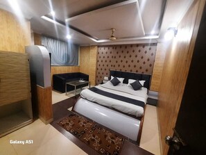 Deluxe Double Room | Desk, laptop workspace, free WiFi - Hotel Rock View (Pachmarhi)