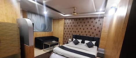 Deluxe Double Room | Desk, laptop workspace, free WiFi