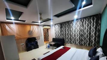 Deluxe Quadruple Room | Meja, ruang kerja komputer riba, Wi-fi percuma