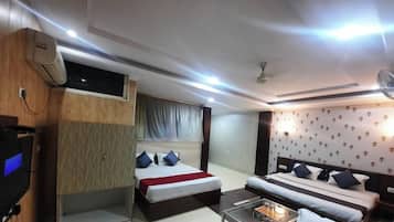 Family Room | Desk, laptop workspace, free WiFi