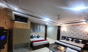 Family Room | Desk, laptop workspace, free WiFi