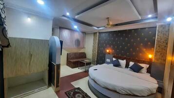 Deluxe Double Room | Desk, laptop workspace, free WiFi