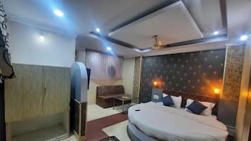 Deluxe Double Room | Desk, laptop workspace, free WiFi