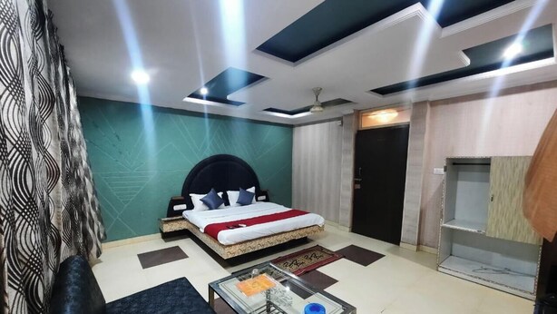 Un dormitorio moderno con una cama, un cristal y una pared estampada.