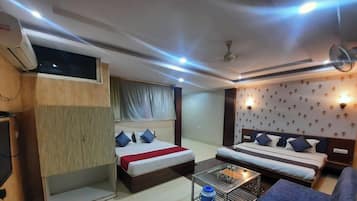 Family Room | Desk, laptop workspace, free WiFi