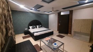 Un dormitorio moderno con cama, mesita de noche y una mesa de centro de vidrio.
