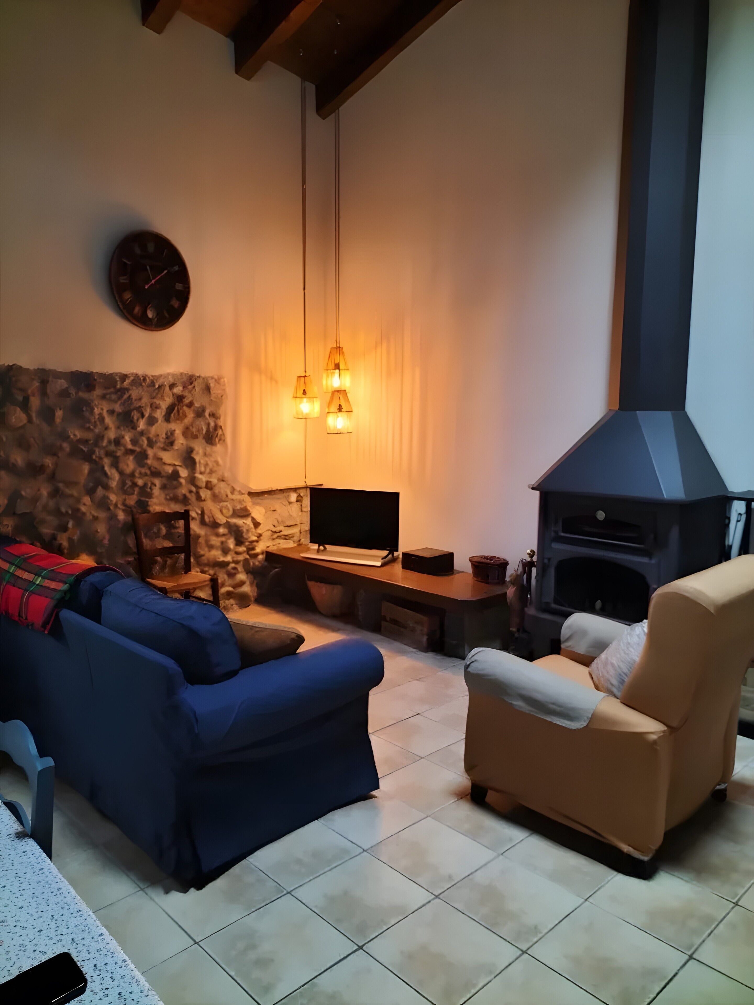 Fernseher, Kamin, Tischtennisplatte