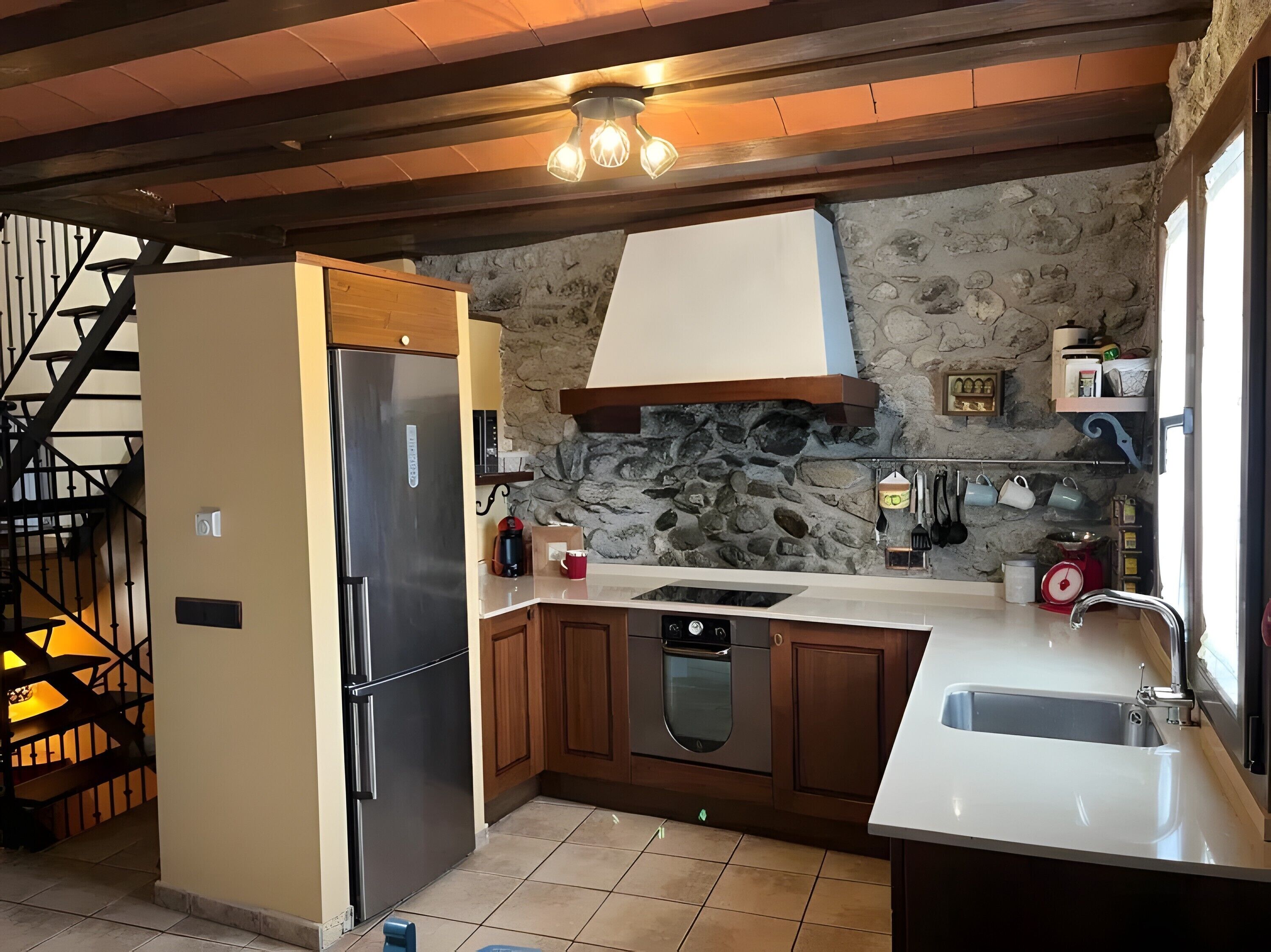 Frigorífico, microondas, horno y placa de cocina