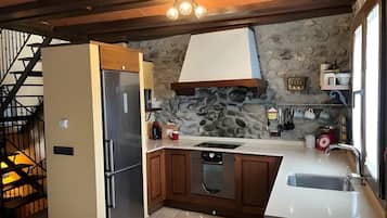 Frigorífico, microondas, horno y placa de cocina