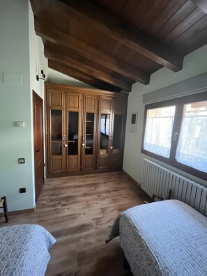 Tabla de planchar con plancha, wifi, ropa de cama