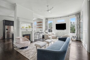 Smart TV, fireplace, stereo - Maison Barnard | Starland's Most Stunning Home + Private Pool, Event Space (Savannah)