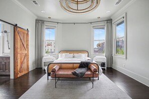 Iron/ironing board, free WiFi, bed sheets - Maison Barnard | Starland's Most Stunning Home + Private Pool, Event Space (Savannah)