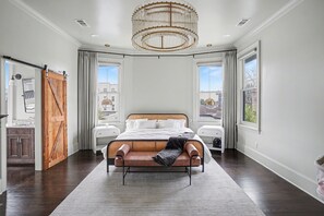 Iron/ironing board, free WiFi, bed sheets - Maison Barnard | Starland's Most Stunning Home + Private Pool, Event Space (Savannah)