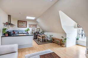 Interior - 1BR Castle Views - 5min to Castle & Royal Mile (Edinburgh)