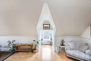 Interior - 1BR Castle Views - 5min to Castle & Royal Mile (Edinburgh)