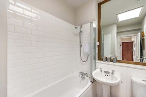 Shower, hair dryer, towels, soap - 1BR Castle Views - 5min to Castle & Royal Mile (Edinburgh)