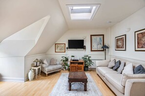Smart TV, offices - 1BR Castle Views - 5min to Castle & Royal Mile (Edinburgh)