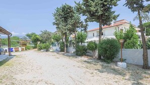 A residential area with houses, trees, and a gravel driveway. - Apartment 8 with Sea View, Wi-Fi and Air Conditioning (Paestum)