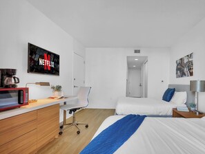 Desk, iron/ironing board, travel cot, WiFi - Beachwalk Resort Studio | Gym & Pool (Hallandale Beach)
