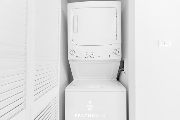 Een wit, compact was- en droogcombinatie met een bedieningspaneel met verschillende instellingen.