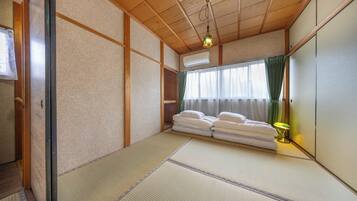 Desk, cribs (free), WiFi (free), bed sheets