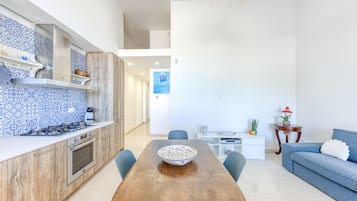 Fridge, oven, stovetop, dishwasher