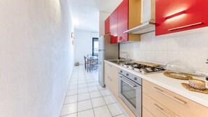 A kitchen with a stove, oven, and cabinets. - Apartment 'Baia Dei Sogni - Petra' with Sea View, Wi-Fi and Air Conditioning (Patù)