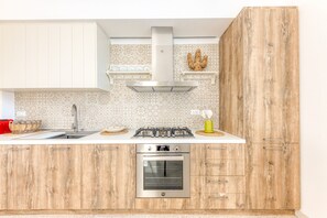 Frigorífico, horno, placa de cocina y lavavajillas