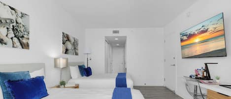 Schreibtisch, Bügeleisen/Bügelbrett, Reisekinderbett, WLAN
