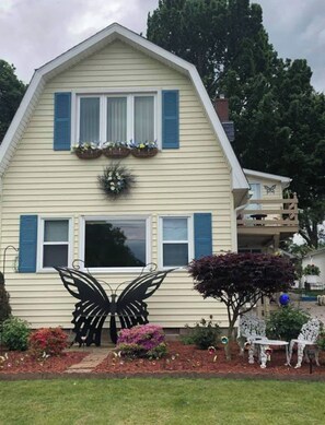 Exterior - 3-beds house in pleasant Ashtabula with cool window AC for relaxing stay (Ashtabula)