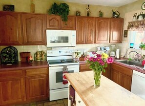 Private kitchen - 3-beds house in pleasant Ashtabula with cool window AC for relaxing stay (Ashtabula)