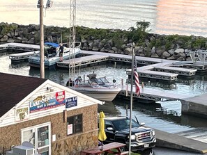 Marina - 3-beds house in pleasant Ashtabula with cool window AC for relaxing stay (Ashtabula)