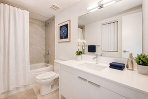 Classic-Zimmer | Badezimmer | Kostenlose Toilettenartikel, Haartrockner, Handtücher, Seife