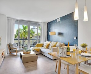 TV - Panoramic 1BR · Bay View · Resort & Beach Access (Hallandale Beach)