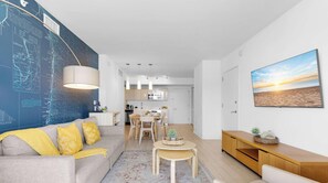 Ein modernes Wohnzimmer mit einer großen Karte an der Wand, einem Essbereich und einer Küche.