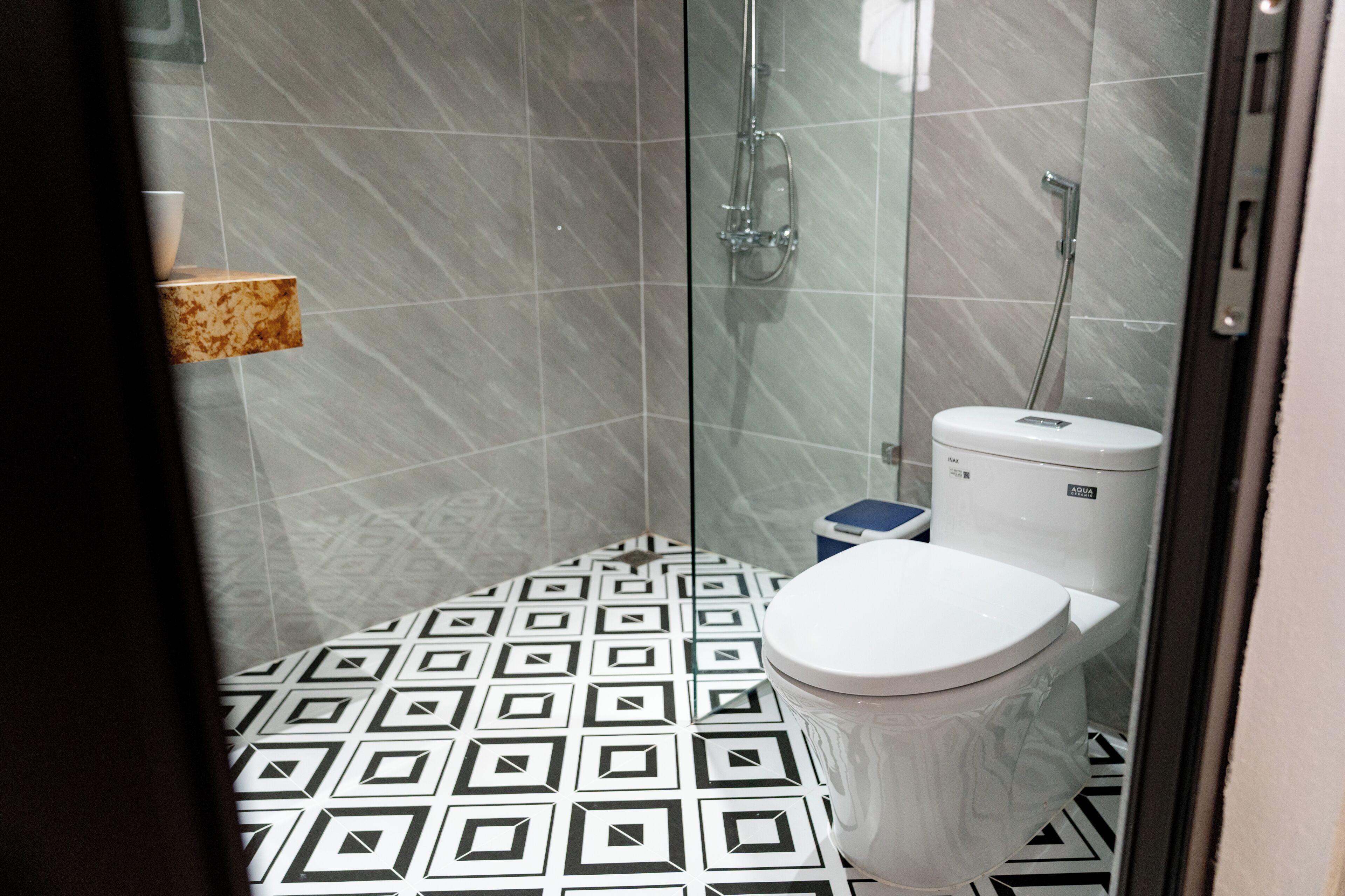 Suite junior, balcón, vistas a la ciudad | Baño | Artículos de higiene personal gratuitos, secador de pelo y toallas