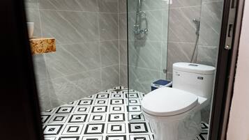 Suite junior, balcón, vistas a la ciudad | Baño | Artículos de higiene personal gratuitos, secador de pelo y toallas
