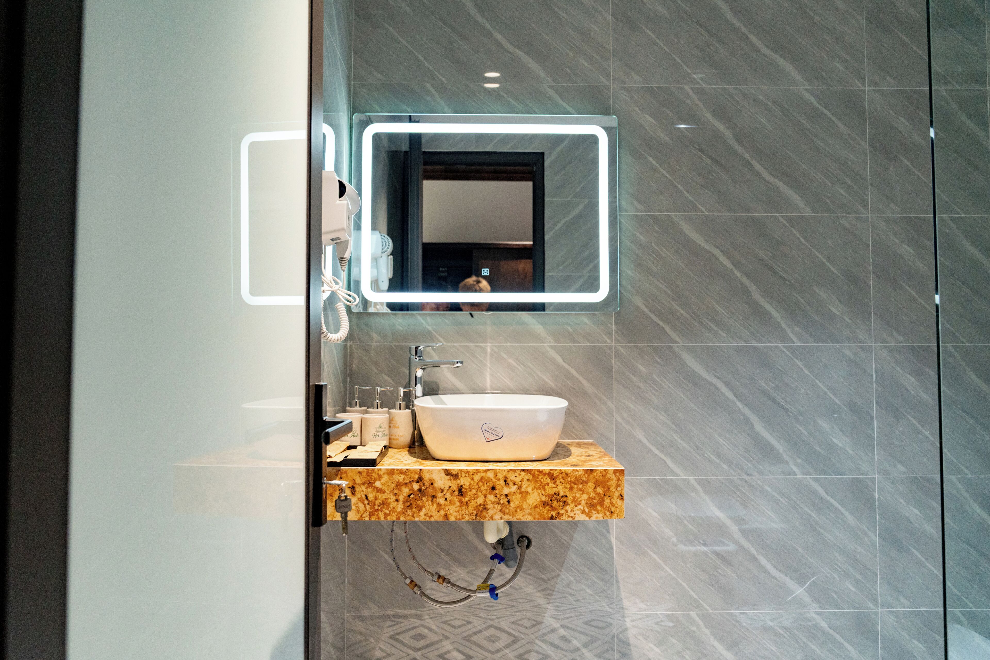 Suite junior, balcón, vistas a la ciudad | Baño | Artículos de higiene personal gratuitos, secador de pelo y toallas