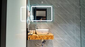 Suite junior, balcón, vistas a la ciudad | Baño | Artículos de higiene personal gratuitos, secador de pelo y toallas