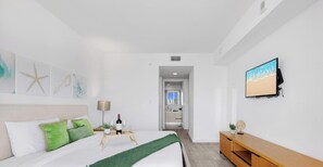 1 bedroom, desk, iron/ironing board, WiFi - Sunny 1BR · Intracoastal View · Full Kitchen (Hallandale Beach)
