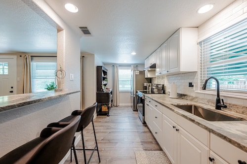 The Magnolia Cottage: Escape the big City- Charming Cozy house in La Vernia!