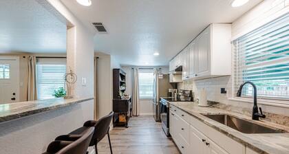 The Magnolia Cottage: Escape the big City- Charming Cozy house in La Vernia!