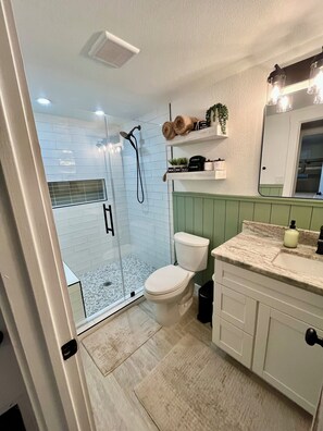 Bathroom - The Magnolia Cottage, La Vernia: Charming Cozy house in downtown La Vernia! (La Vernia)