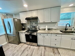 Private kitchen - The Magnolia Cottage, La Vernia: Charming Cozy house in downtown La Vernia! (La Vernia)